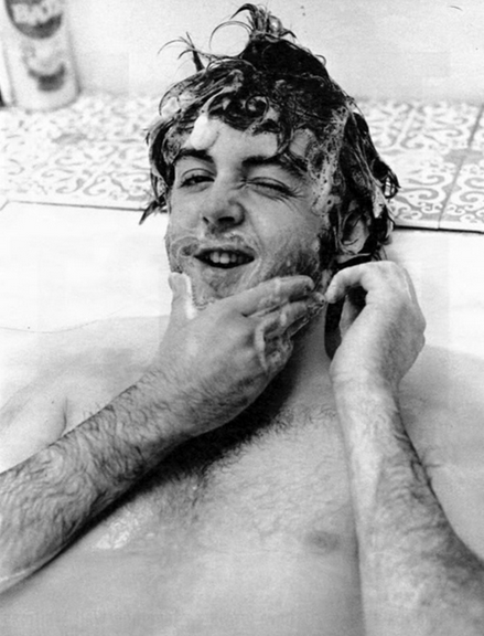 personaggi famosi fotografati in vasca da bagno - Paul McCartney